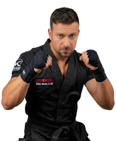 Eğitmen Emre Argunşah krav maga savunma duruşunda